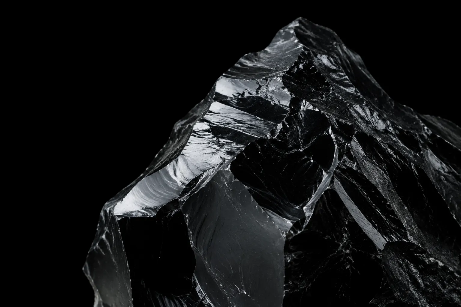 L’univers minéral noir et argent qui accompagne l’identité Obsela
